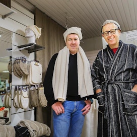 Tuotantopäällikkö Markku Laurila ja toimitusjohtaja Timo Laurila luotsaavat perheyritystä Jalasjärvellä. He kannustavat kuluttajia käyttämään pellavatekstiilejään, sillä ne kestävät käyttöä ja paranevat vanhetessaan.