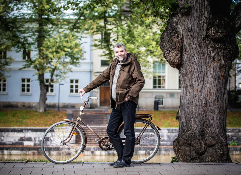 Kauko Röyhkä on onnellisessa asemassa. Hän on saanut aina elantonsa rakastamastaan musiikista ja kirjoittamisesta.Turun keskustan tuntumassa asuva Röyhkä haaveilee kodista maaseudun rauhassa. Kuusikymppinen kirjailija-muusikko haluaisi tuijottaa tähtitaivasta ja nauttia luonnosta.