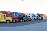 Amerikassa rekkojen konepeitot ovat perinteisesti pitkiä, kuten Iowa 80 Truck Stop -liikenneaseman parkkipaikalta otettu kuva osoittaa.