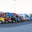 Amerikassa rekkojen konepeitot ovat perinteisesti pitkiä, kuten Iowa 80 Truck Stop -liikenneaseman parkkipaikalta otettu kuva osoittaa.