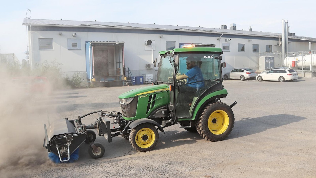 JD 2036R:n etunostolaitteen nostokyky on 400 kg. Kevytkäyttöiset työlaitteet pyörivät hyvin 20,2 l/min tuottavalla lisähydrauliikalla. Esimerkiksi voimaa vaativan lumilingon pyöritykseen eteen saa myös mekaanisen voiman ulosoton.