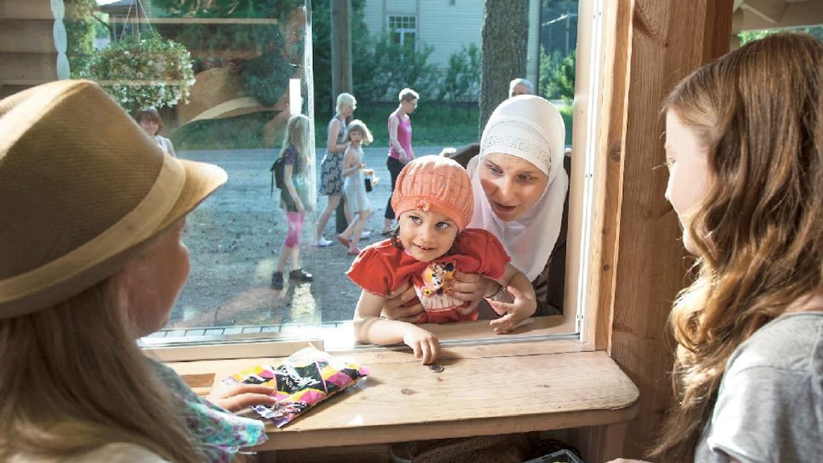 Salma Elhashash piipahti namiostoksilla Sanni-äidin kanssa. Kioskitytöt Jutta Ojala ja Sini Ahola hoitavat myyntityön kuin vanhat tekijät.
