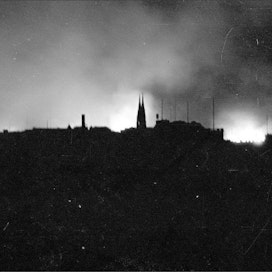 Pommitusten aiheuttamia tulipaloja Helsingissä 7.2.1944. E.Sundström/SA-kuva
