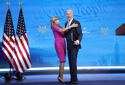Joe Bidenin valitsijaäänten loppusaldoksi tuli odotettu 306. Kuvassa myös puoliso Jill Biden. LEHTIKUVA/AFP