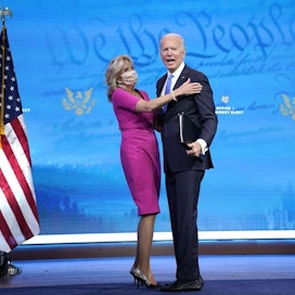 Joe Bidenin valitsijaäänten loppusaldoksi tuli odotettu 306. Kuvassa myös puoliso Jill Biden. LEHTIKUVA/AFP