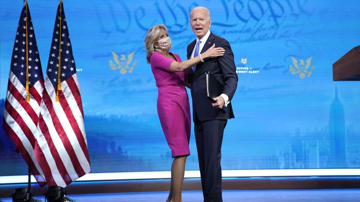 Joe Bidenin valitsijaäänten loppusaldoksi tuli odotettu 306. Kuvassa myös puoliso Jill Biden. LEHTIKUVA/AFP