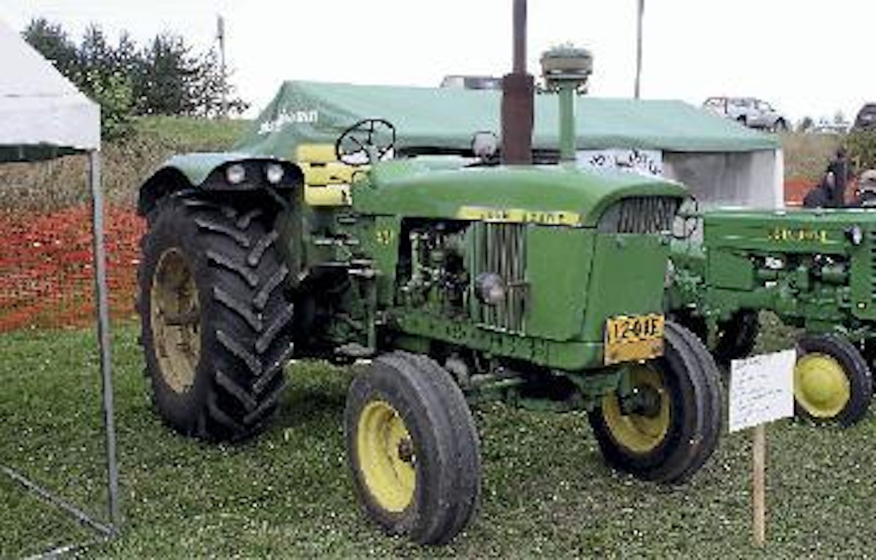 USA:n 1960-luvun traktorimarkkinoilla John Deere 4020 päihitti myyntimäärissä kaikki muut merkit ja mallit. Meilläkin iso Deere oli Tukon maahantuontiohjelmassa, mutta täällä se oli eräs aikansa harvinaisimmista traktoreista. 4020 maksoi vuonna 1967 vajaat  35 000 mk, kun kirjanpitotilojen keskimääräinen maatalouden bruttotulo oli noihin aikoihin hieman yli 1 000 mk/ha, josta nettoa jäi reilut 500 mk/ha. John Deere 4020:n moottori on 111 hv:n kuutonen, tilavuudeltaan 6,6 litraa. Power-Shift-vaihteiston sai valinnaisvarusteena. (Hyvinkää)