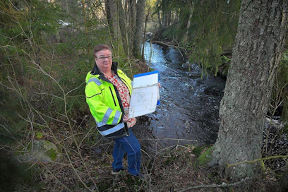 Mervi Puontin töihin kuuluvat ennen muuta hallinnolliset työt, mutta myös maastokäynnit ovat ojaisännöitsijän arkea.