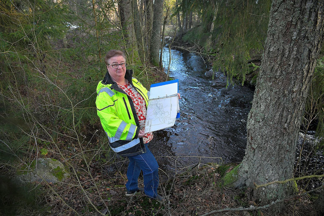 Mervi Puontin töihin kuuluvat ennen muuta hallinnolliset työt, mutta myös maastokäynnit ovat ojaisännöitsijän arkea.