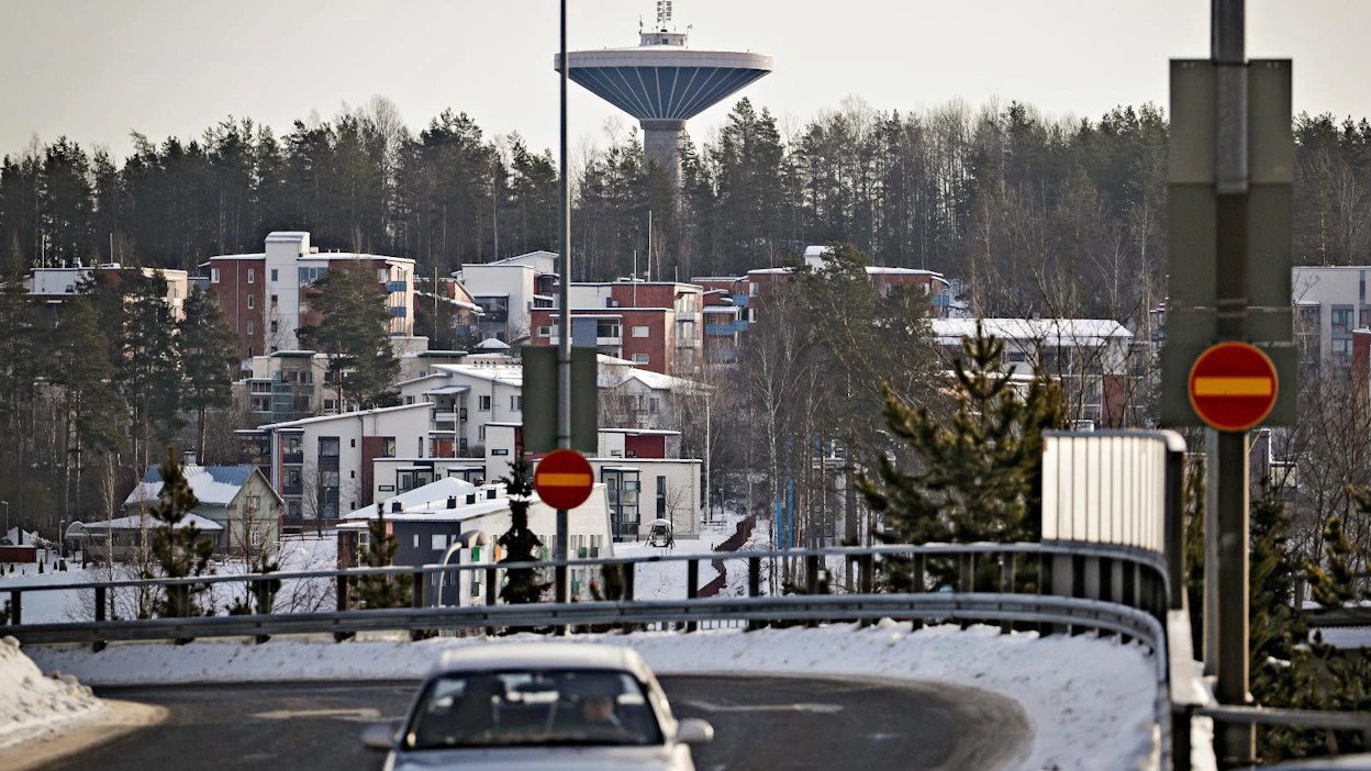 Vesilaitosten myyminen on kansalaisaloitteen mukaan kielletty etenemissuunta. Jyväskylän Kuokkalan vesitorni hallitsee maisemaa kauas.