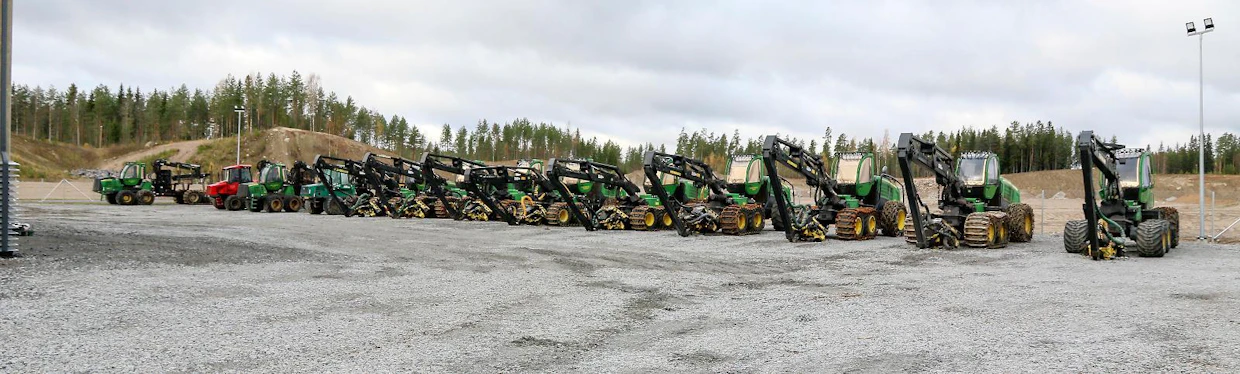 Hehtaarin tontilla on selkeä murskekenttä vaihtokoneille. Koneita kuljettavilla laveteilla on reilusti tilaa liikkua ja purkaa kuormaansa. Vaihtokonerivistössä näkyy hyvin koneiden uudistuminen – yhtä lukuun ottamatta rivin JD-koneet olivat pyörivällä ohjaamolla varustettuja E- tai G-sarjalaisia.