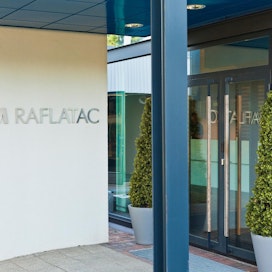 Raflatacin tehdas Suomessa sijaitsee Tampereella. Paperiliiton neuvottelujen kohteena olevassa tehdasorganisaatiossa työskentelee noin 150 henkilöä.