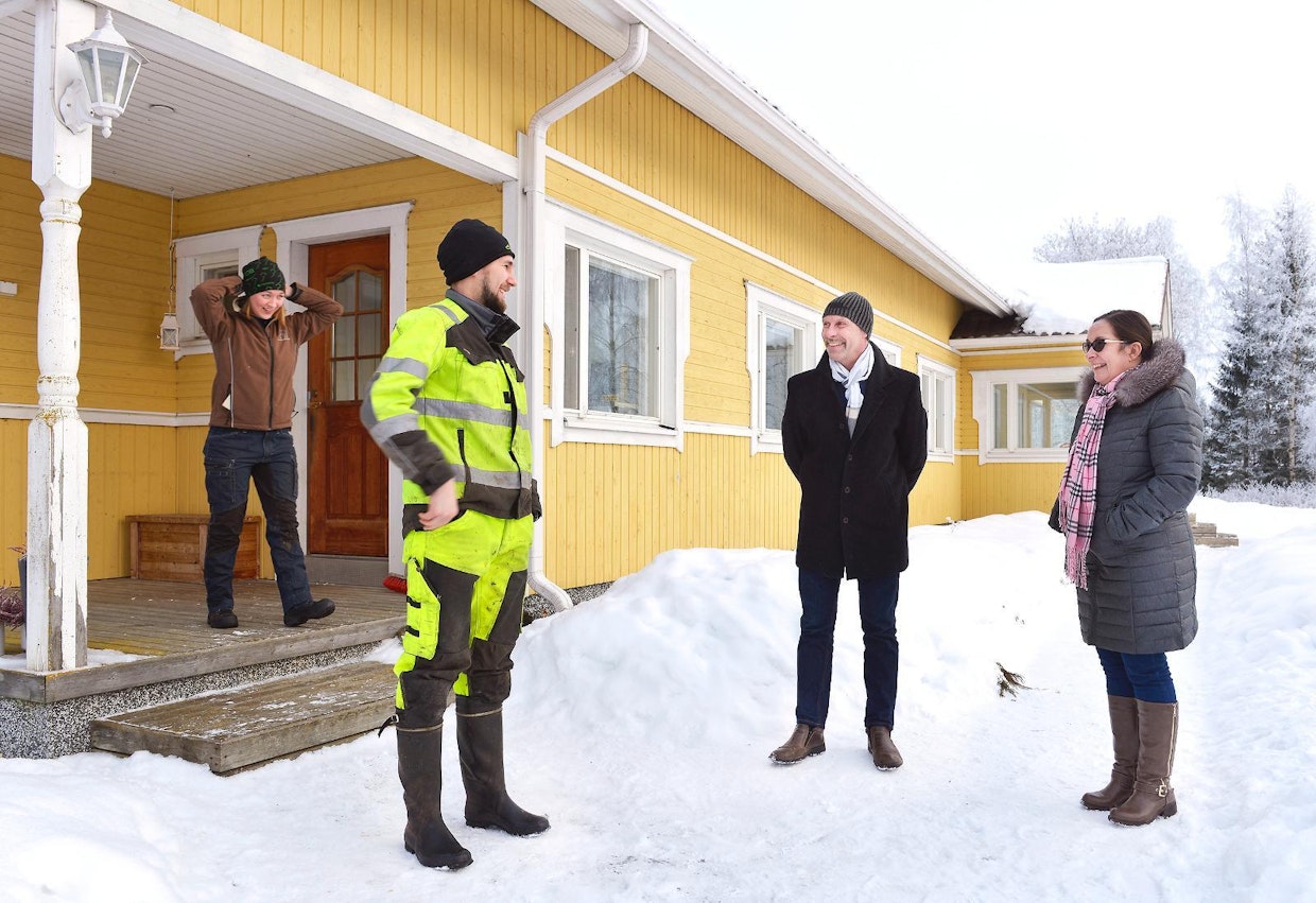 Kun Reija ja Juho Madetoja lähtevät iltalypsylle, Jukka ja Sirpa Koivuoja voivat lähteä arkivaatteissa kotiin. Koivuojat myivät lehmänsä Madetojille, kun omasta perheestä ei ollut jatkajaa karjanhoitoon.