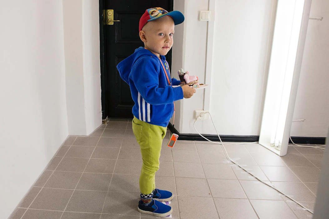 Karkkien lisäksi rakennusmateriaaleiksi sopivat esimerkiksi vaahtokarkit, näkkileivät, suolatikut, popcornit, parsa- ja kukkakaali, hattara, siima ja cocktailtikut. Neljävuotias Aapo Hyökyvaara odottaa vuoroaan valokuvattavaksi.