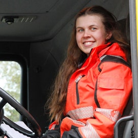 21-vuotias Emma Siuvo on työskennellyt koneiden parissa pienestä asti kotonaan Siuvon tilalla.