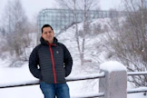 Koska Lapin yliopiston matkailututkimuksen yliopistonlehtorin José-Carlos García-Rosellin työ vaatii jatkuvaa ruudun tuijottelua, vapaa-aikanaan hän viihtyy ulkoilmassa ja liikunnan parissa kotikaupungissaan Rovaniemellä. "Sähly on koronan vuoksi tauolla, mutta pitää siis vain hiihtää enemmän", hän naurahtaa.