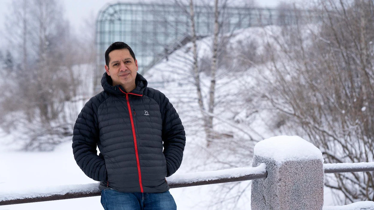 Koska Lapin yliopiston matkailututkimuksen yliopistonlehtorin José-Carlos García-Rosellin työ vaatii jatkuvaa ruudun tuijottelua, vapaa-aikanaan hän viihtyy ulkoilmassa ja liikunnan parissa kotikaupungissaan Rovaniemellä. "Sähly on koronan vuoksi tauolla, mutta pitää siis vain hiihtää enemmän", hän naurahtaa.