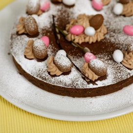 Pääsiäisenä kakun voi koristella suklaamunilla.
