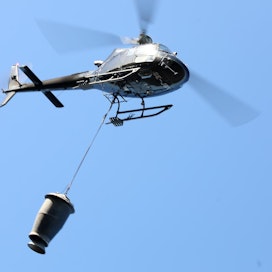 Tuhkalannoitetta voi levittää metsään helikopterilla tai maalevityksenä.