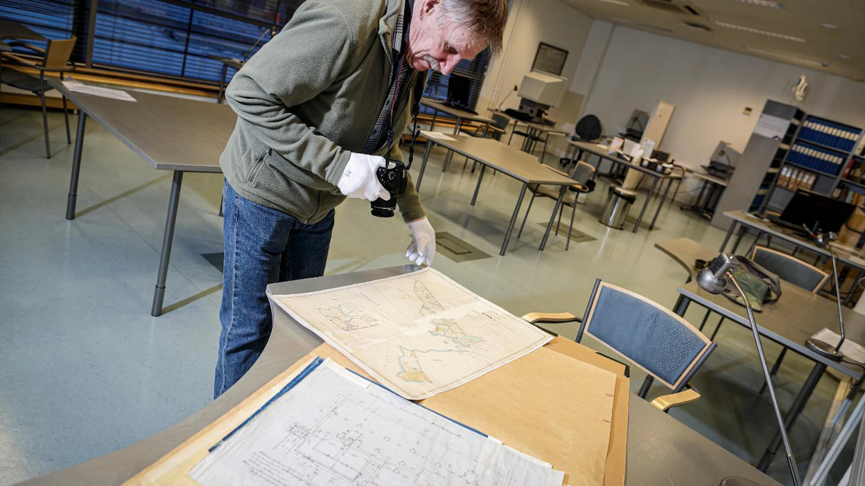 Heikki Rantatupa tutkii Jyväskylän maakunta-arkistossa purkutuomion saaneen Mankolan puustellin vanhoja karttoja. ”Arkistojen kätköissä on edelleen paljon mielenkiintoista digitoimatonta kartta-aineistoa.”