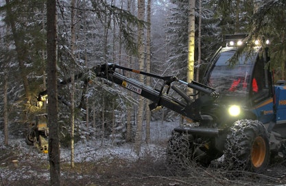Renkaiden nestetäyttö on yleistä etenkin metsäkoneissa, kun käytetään pitkiä nostopuomeja. Nestetäyttö tuo vakavuuden kannalta lisäpainoa juuri oikeaan paikkaan.