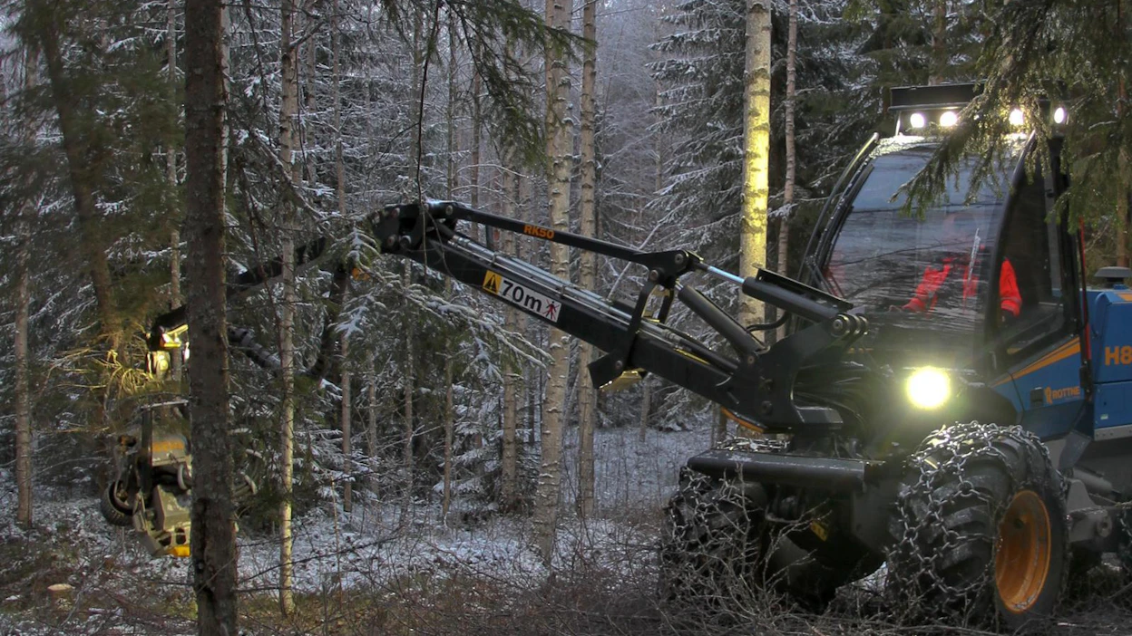 Renkaiden nestetäyttö on yleistä etenkin metsäkoneissa, kun käytetään pitkiä nostopuomeja. Nestetäyttö tuo vakavuuden kannalta lisäpainoa juuri oikeaan paikkaan.