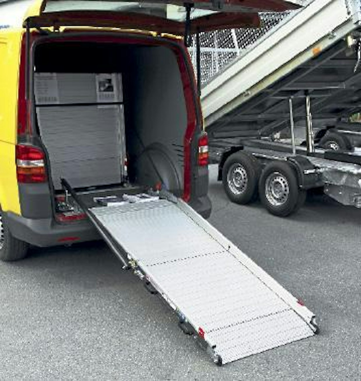 CLM Lastausramppi helpottaa pakettiautojen kuormausta. Pikakiinnityksellä takaoven tai -luukun eteen kiinnittyvän rampin kantavuus on 400 kiloa ja pituusvaihtoehtoja on kolme. Kuvan 2-metrisen mallin hinta on 1 442 euroa (alv 0). Ramppeja myy Trailerkeskus Oy. (TH)