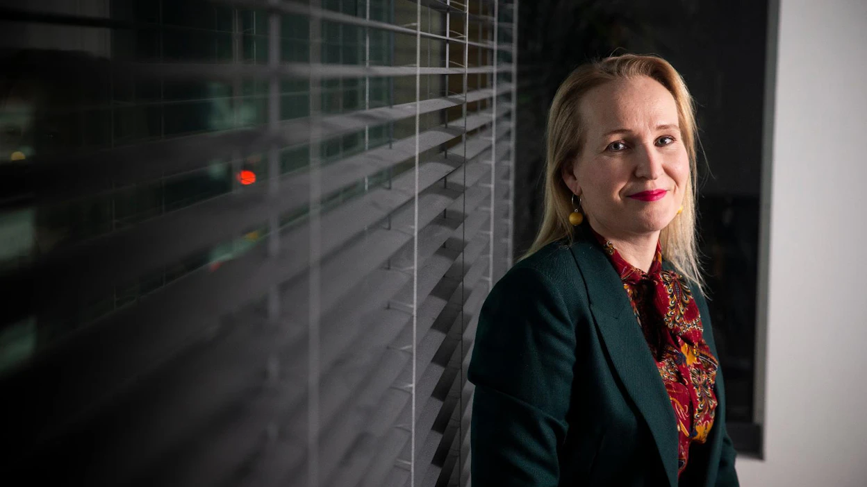 "Yleissitovuus pysyy. Sitä tai työehtoja ei tällä ole tarkoitus heikentää", Teknologiateollisuuden työmarkkinajohtaja Minna Helle selventää.