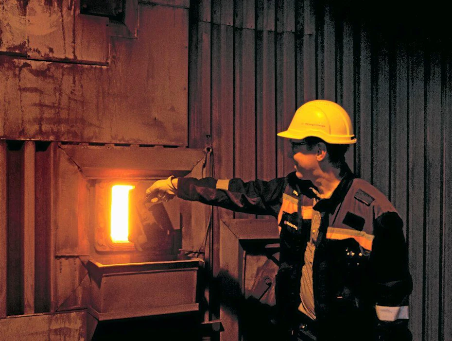 Voimalaitospäällikkö Jarmo Hagström Helsingin energialta esittelee puupellettien koepolttoa Hanasaaren voimalaitoksella
sähkö työmies sähkölaitos kivihiili turbiini puupelletti siilo puhallusauto poltto