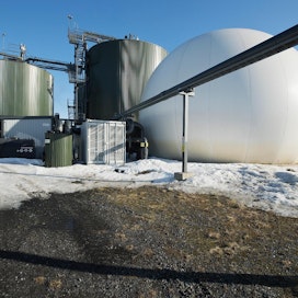 Gasumin biokaasulaitos Oulun jäteaseman alueella. Kaasutuksessa syntyvä nestemäinen mädäte viedään säiliöautolla maatiloille lannoitteeksi. Kuvituskuva.