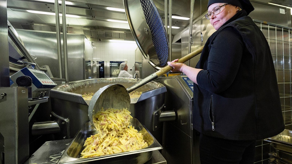 Hämeenlinnan koulujen ja päiväkotien ruokailua suunnitteleva Päivi Lindholm annosteli kinkkukiusausta paistovuokiin Tekmen Kaurialan keskuskeittiöllä.