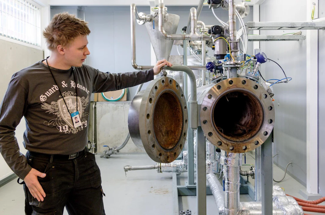 Mikkelin ammattikorkeakoulun uudella laitteistolla pystytään tutkimaan vaihtoehtoja perinteiselle kyllästämiselle. Sisään putkeen mahtuu kaksimetrinen puu, joten myös lujuusominaisuuksia päästään testaamaan hyvin, kertoo tutkimusinsinööri Juho Peura.