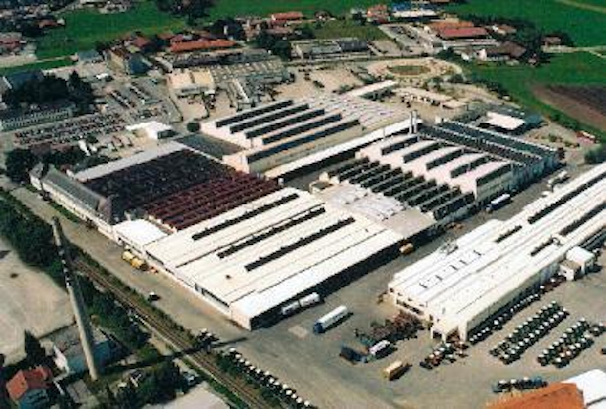 Fendtin päätehdas sijaitsee Marktoberdorfissa Baijerissa. Katettua tehdashallia on kuuden hehtaarin verran, työntekijöitä 1900.