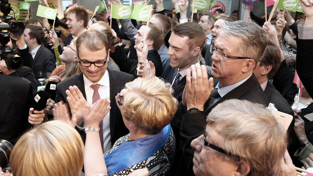 Keskusta juhli puoluetoimistollaan 19. huhtikuuta 2015.