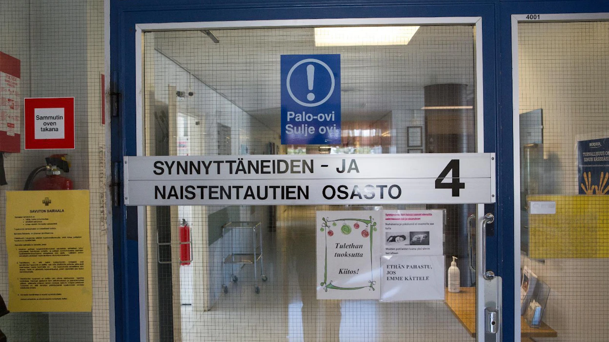 Kun synnytysosastot harvenevat, moni odottava äiti jännittää, ehtiikö ajoissa synnyttämään.