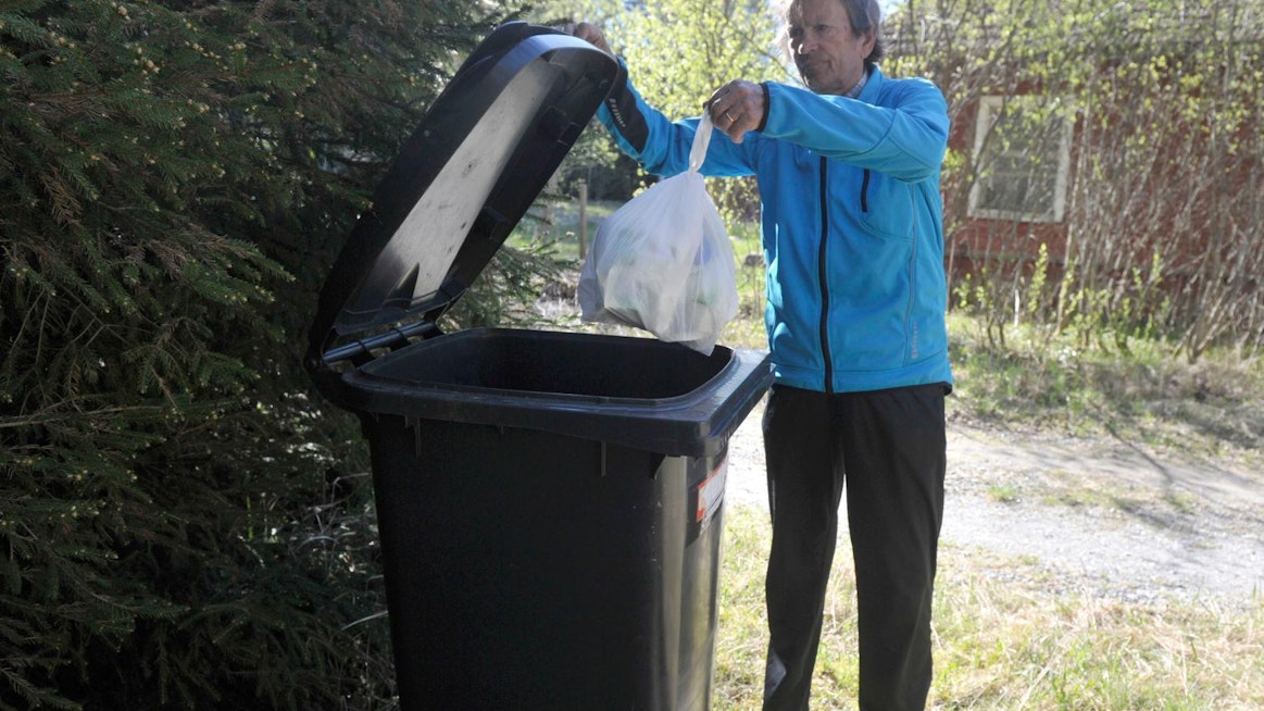 Risto Ala-Reini säästää kymmeniä euroja vuodessa yhteiskäytössä olevan jäteastian ansiosta.