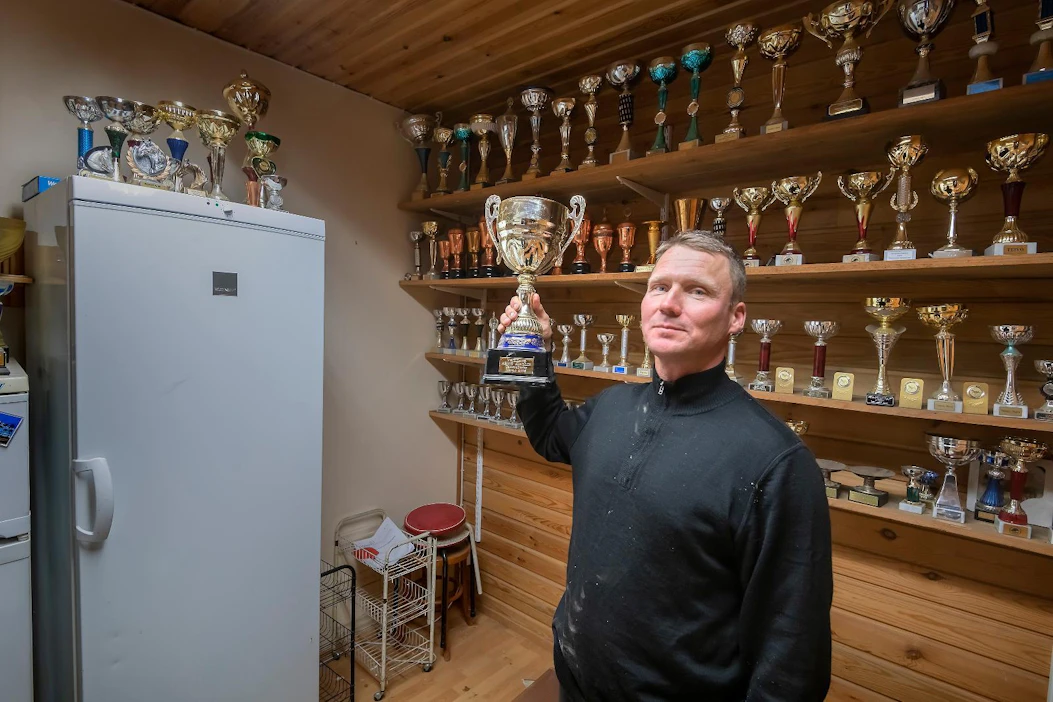 Hannu Hietaselle on uran aikana kertynyt monia kymmeniä pokaaleja. Valmentaja kuitenkin korostaa, että aina ei tarvitse voittaa, jotta kisatulokseen voi olla tyytyväinen.