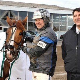 Helmikuussa Pariisin kylmäveriottelun voittanut Josveis oli Forssassa Antti Ojanperän toinen voittohevosista. Voittoa juhlimassa myös Josveisin omistaja Paul Lindgren.