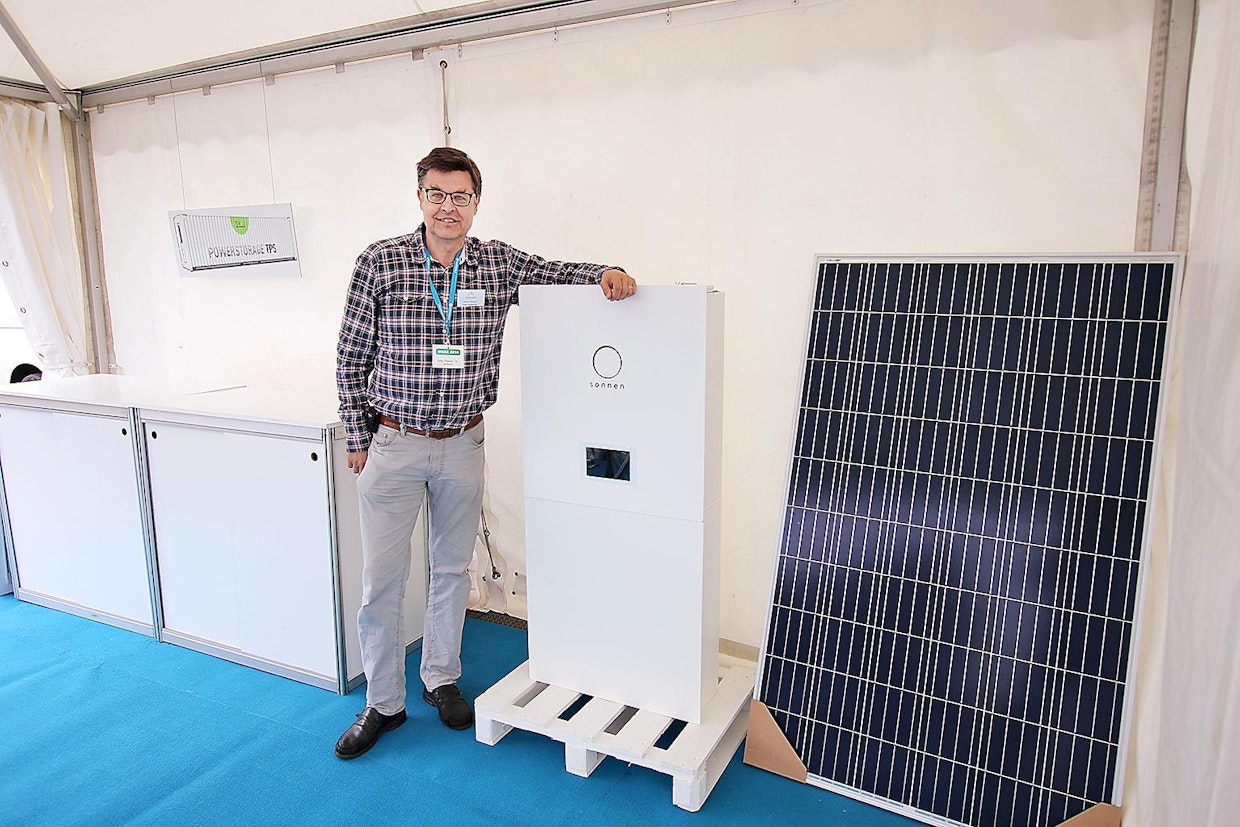 Aurinkosähköala kuumenee, mutta myös kehittyy. Solar Factory Oy myy paitsi paneeleita myös akustoja aurinkosähköjärjestelmiin, kertoo myyntijohtaja Mikko Wikstedt. Kotitalouksille sopiva saksalainen Sonnen-akkujärjestelmä on kapasiteetiltaan 6 kWh ja sen hinta asennettuna on n. 9 000 euroa (sis. alv 24 %). Akkumoduulit ovat Sonyn valmistamia. (MT)
