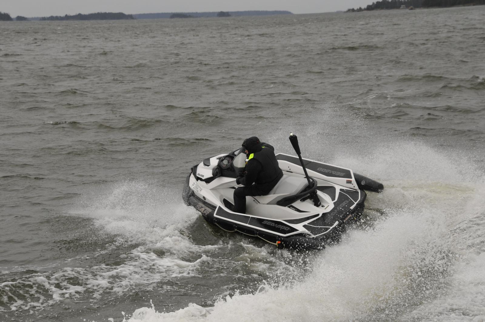 Sea Doo SAR kulkee vakaasti ja varmasti rankemmassakin kelissä. Sivuponttoonit vähentävät kallistumista käännöksissä. Vesijetti on nopea ja ketterä kulkuväline, jolla apu saadaan nopeasti perille.