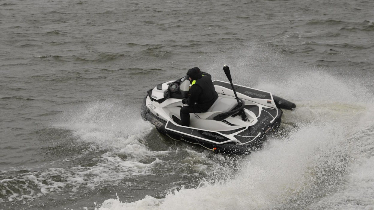 Sea Doo SAR kulkee vakaasti ja varmasti rankemmassakin kelissä. Sivuponttoonit vähentävät kallistumista käännöksissä. Vesijetti on nopea ja ketterä kulkuväline, jolla apu saadaan nopeasti perille.