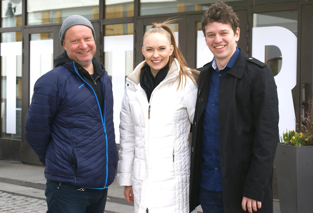 Hyvää yritetähän, mutta priimaa pakkaa tulemahan. Mikko Kaukolampi (vas.) luotsaa Arttu ja Liisa Seppälän sarjakuvaa teatterissa.