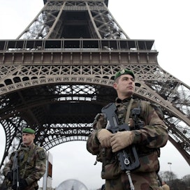 Sotilaita partioi Pariisin Eiffel-tornin luona. Kaupungissa tapahtuneet terrori-iskut eivät ole saaneet suomalaisia hylkäämään Pariisia lomakohteena. LEHTIKUVA/AFP