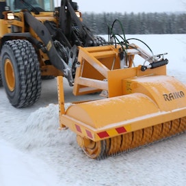 Raiko-polannemurrinta käytettäessä ajonopeus voi olla jopa 40 km/h. Irronnut hile voidaan siirtää penkalle myös traktorin alueauralla.