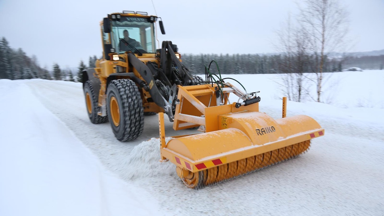 Raiko-polannemurrinta käytettäessä ajonopeus voi olla jopa 40 km/h. Irronnut hile voidaan siirtää penkalle myös traktorin alueauralla.