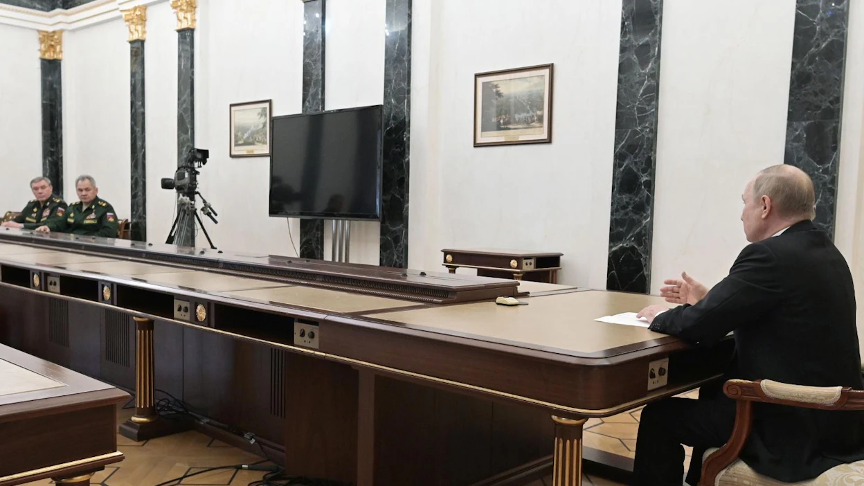 Presidentti Vladimir Putin tapasi sunnuntaina maan asevoimien johtoa ja määräsi ydinasejoukot hälytystilaan.