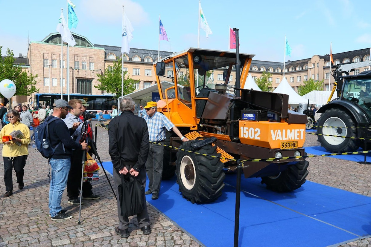 Tapio Riipinen esitteli Valtran omistamaa Valmet 1502 -traktoria. Hän veti Afcon Oy:n toteuttamaa entisöintiprojektia. Hannu Niskanen, jonka diplomityöhön 1502 pitkälti perustuu, osallistui myös koneen hankintaan ja entisöintiin. 1975 esitelty malli oli aikaansa edellä ja myynti jäi hyvin vähäiseksi. Yli seitsemän tonnin paino ja 136 hevosvoiman teho olivat tuon ajan pienille tiloille liikaa. Koneet menivätkin pääasiassa turvesoille ja urakointiin. 6-pyöräisen Valmetin kankeaa kääntyvyyttä saatiin parannettua nostettavalla telillä.