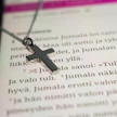 Vajaat 30 vuotta diakonissana työskennellyt Seija Puusaari kertoo, että nykyään monta työvälinettä voi unohtaa autoon, kunhan kännykkä on mukana.