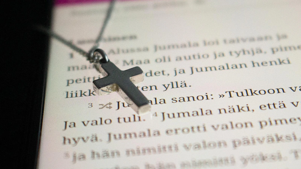Vajaat 30 vuotta diakonissana työskennellyt Seija Puusaari kertoo, että nykyään monta työvälinettä voi unohtaa autoon, kunhan kännykkä on mukana.