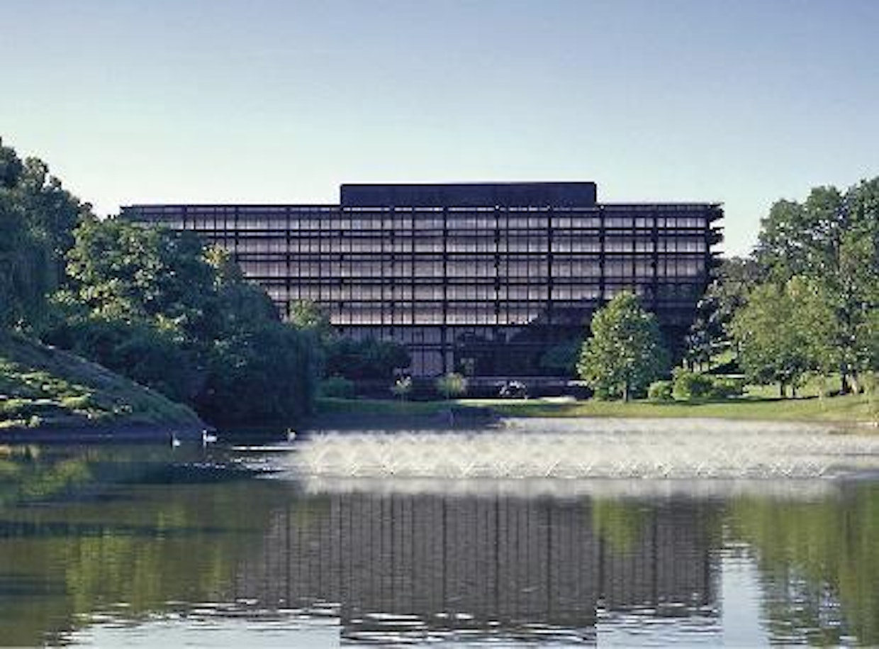 Eero Saarisen suunnittelema John Deeren hallintokeskus on voittanut monia arkkitehtuuripalkintoja. Pintamateriaali on maalaamatonta teräslevyä. (Kuva: John Deere)